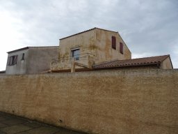facade sans gouttiere et debords de tuiles d_egout et de rives non respectes
